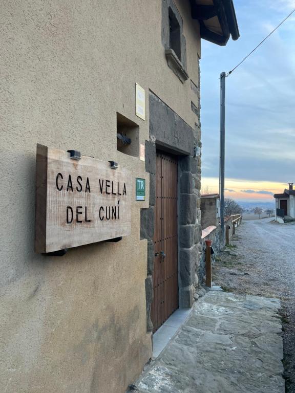 Rètol de fusta amb el nom Casa Vella del Cuní